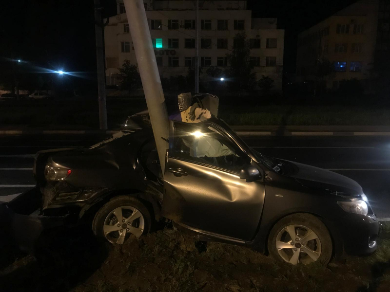 Машина сложилась пополам: в Ярославле водитель на иномарке налетел на столб