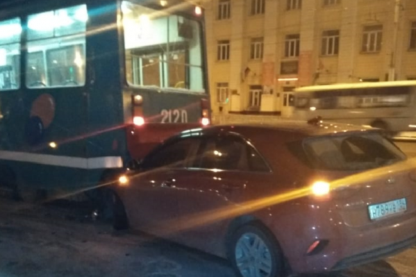 KIA залетела под трамвай KIA залетела под трамвай