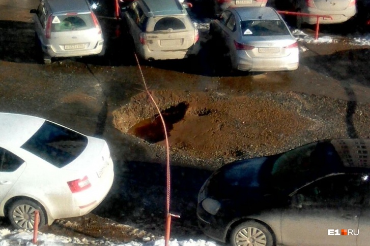 Яму засыпали щебнем после раскопок коммунальщиков Яму засыпали щебнем после раскопок коммунальщиков