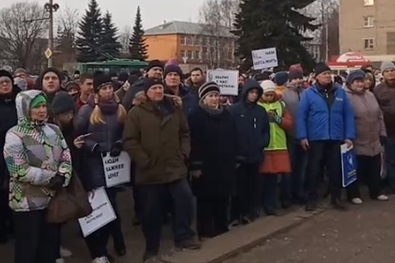 Люди съехались со всей области и взяли с собой плакаты Люди съехались со всей области и взяли с собой плакаты