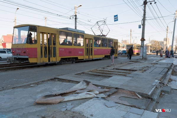 Это остановка «Областная больница», где в 10 метрах сама больница и в 20 метрах школа Это остановка «Областная больница», где в 10 метрах сама больница и в 20 метрах школа