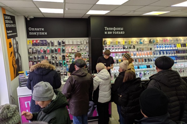 Вот такая очередь была сегодня в одном из салонов Tele2 Вот такая очередь была сегодня в одном из салонов Tele2