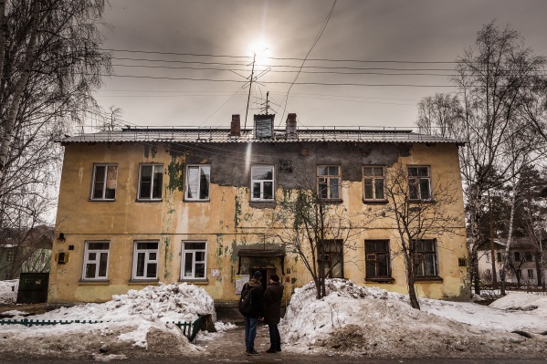 Посёлок состоит из нескольких однотипных домов — в каждом одни и те же проблемы: разрушающаяся кладка, затопленные подвалы, старые трубы Посёлок состоит из нескольких однотипных домов — в каждом одни и те же проблемы: разрушающаяся кладка, затопленные подвалы, старые трубы