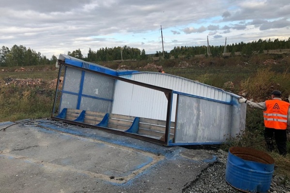Ураганом сдуло остановку Ураганом сдуло остановку