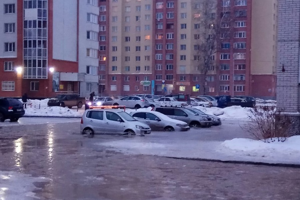 Сегодня утром несколько машин вмёрзли в лёд Сегодня утром несколько машин вмёрзли в лёд