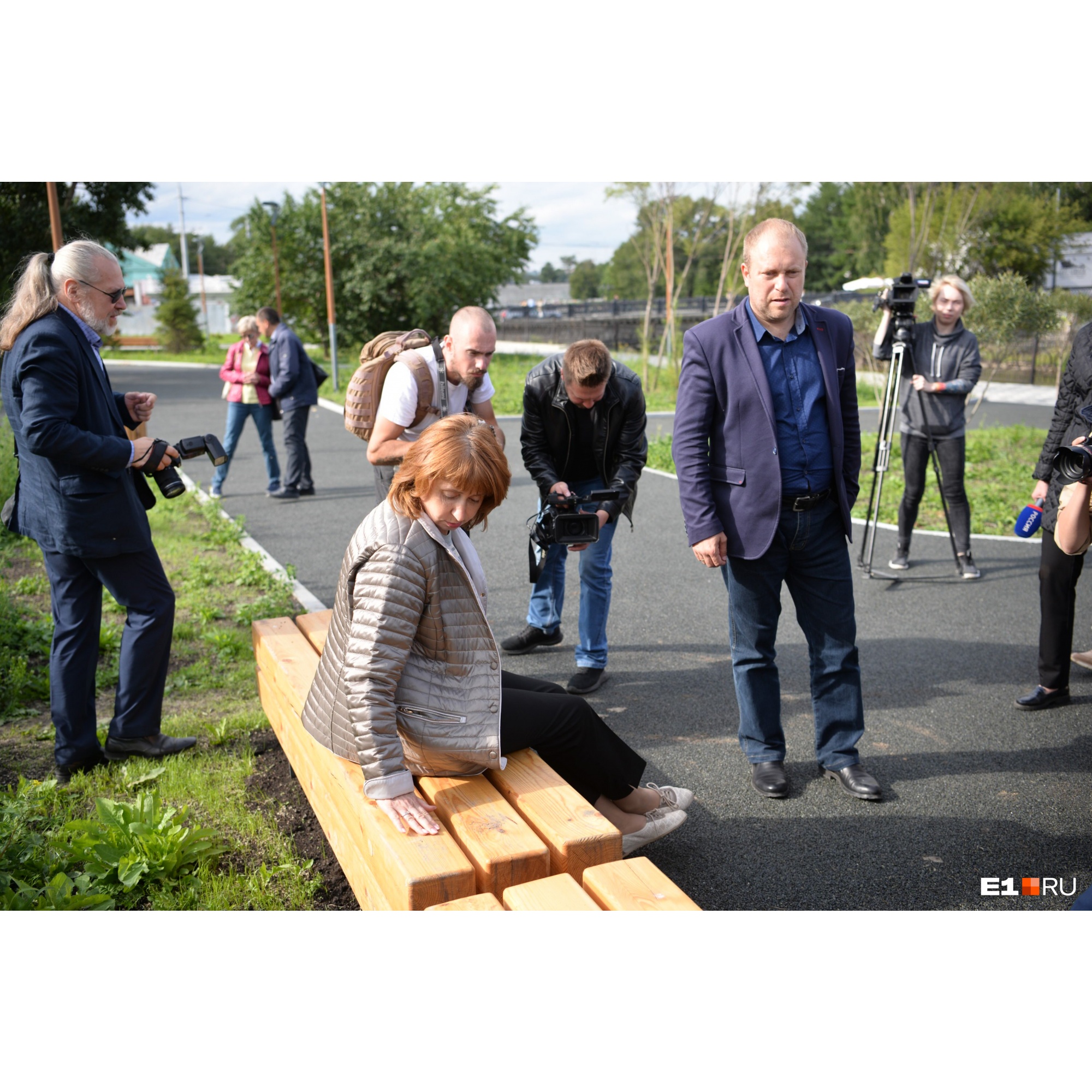 Глава комитета по благоустройству Тамара Благодаткова проверяет, удобно ли сидеть на новой скамейке Глава комитета по благоустройству Тамара Благодаткова проверяет, удобно ли сидеть на новой скамейке