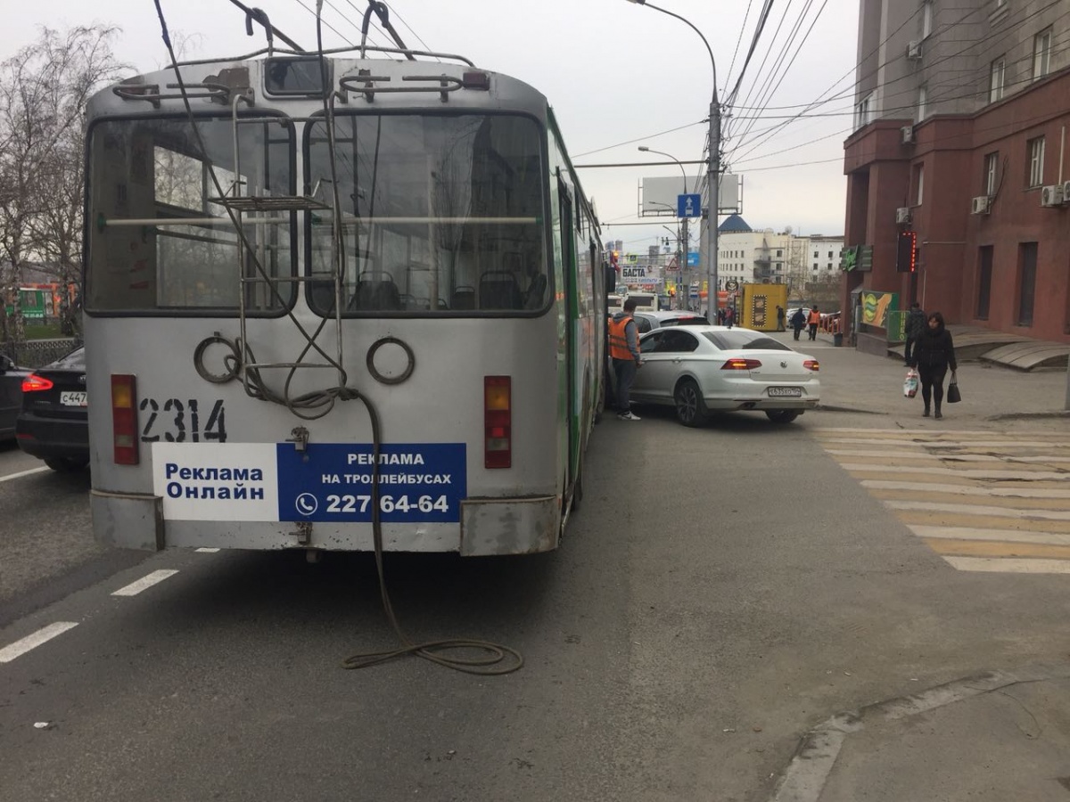 Троллейбус с пассажирами попал в аварию на Восходе | 07.05.2018 |  Новосибирск - БезФормата