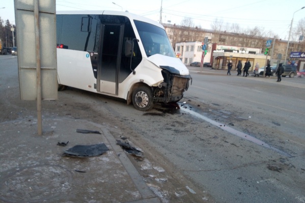 В момент удара в салоне микроавтобуса находилось четверо пассажиров В момент удара в салоне микроавтобуса находилось четверо пассажиров