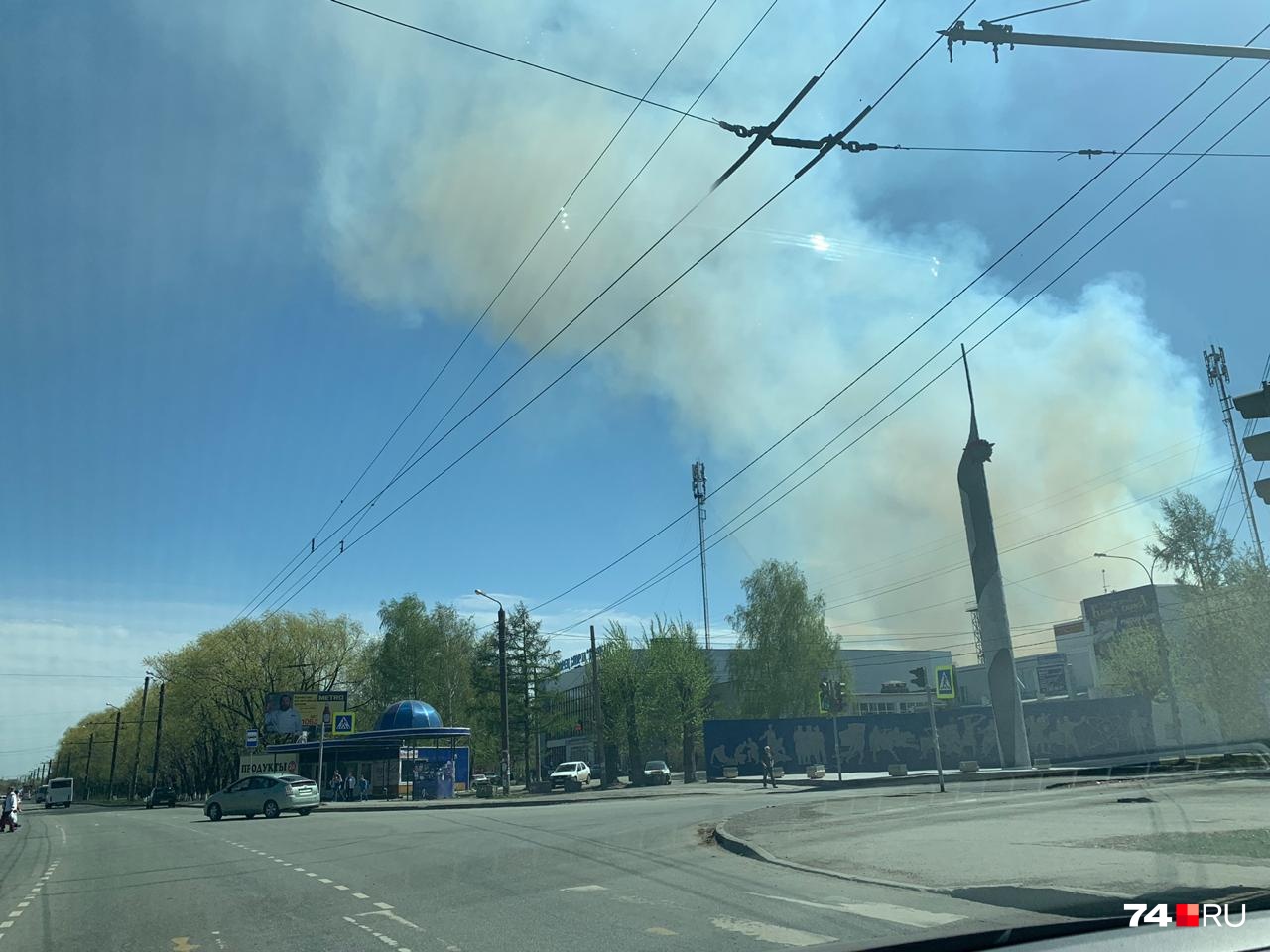 «Всё заволокло дымом»: в Челябинске загорелся полигон оборонного завода