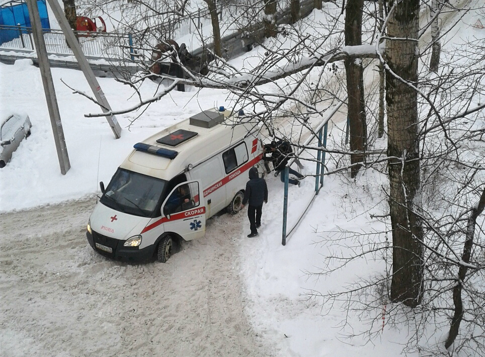 Трое взрослых мужчин навалились на автомобиль Трое взрослых мужчин навалились на автомобиль
