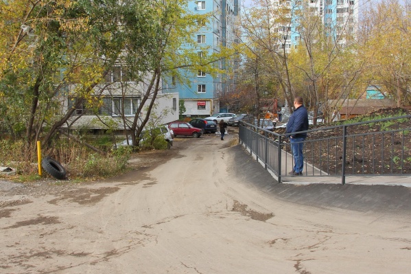 Путь к Ново-Садовой водители проложили прямо между домов Путь к Ново-Садовой водители проложили прямо между домов