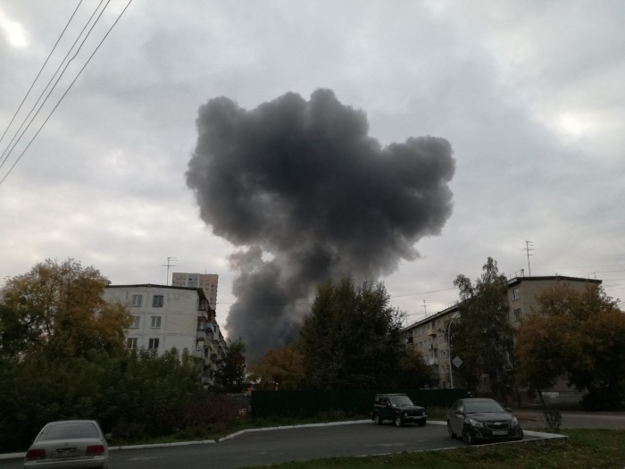 Над микрорайоном поднялся чёрный столб дыма Над микрорайоном поднялся чёрный столб дыма