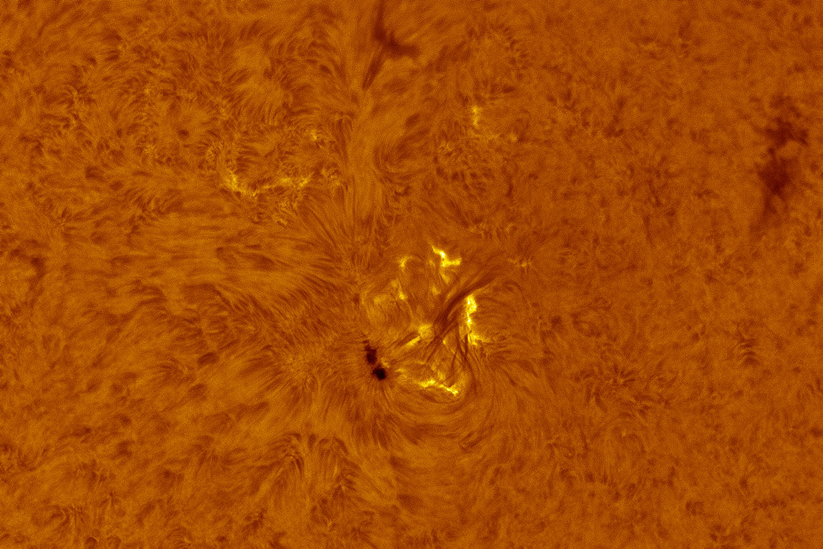 Вспышка на солнце 23. Солнце съемка 1/5000. Вспышка на солнце от 9-го апреля 2023 года. Фото солнца через закопченное стекло.