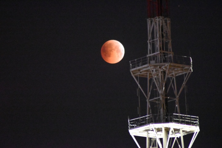 В
течение полной фазы лунного затмения можно было увидеть «красную» Луну
