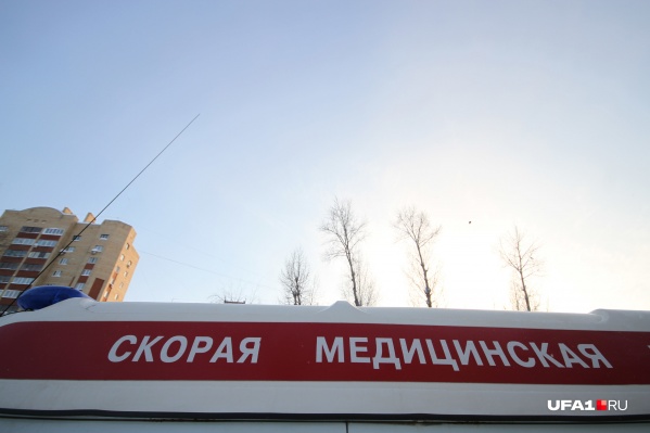 Машиной скорой помощи пострадавшего доставили в ближайшую больницу Машиной скорой помощи пострадавшего доставили в ближайшую больницу