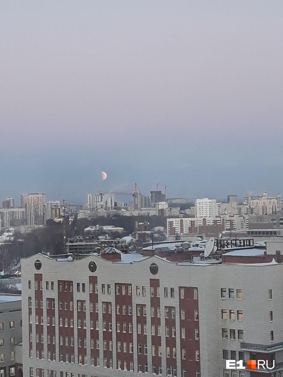 Тень упала на левый край Луны: в Екатеринбурге началось затмение