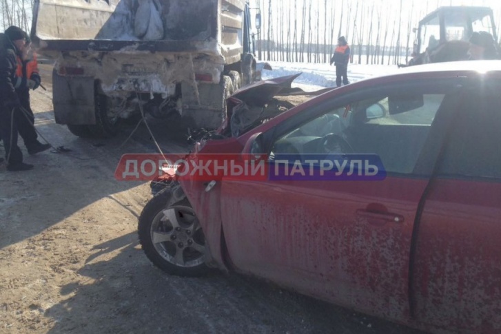 Водитель легковушки не справился с управлением и вылетел на обочину Водитель легковушки не справился с управлением и вылетел на обочину