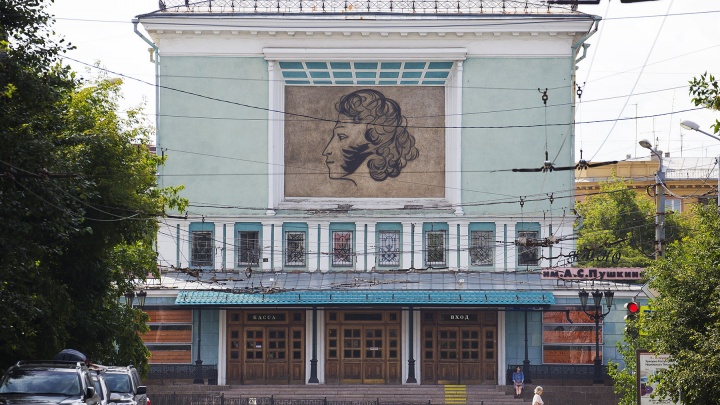 «Деньги дали под саммиты»: в управлении культуры рассказали, как обновят кинотеатр Пушкина