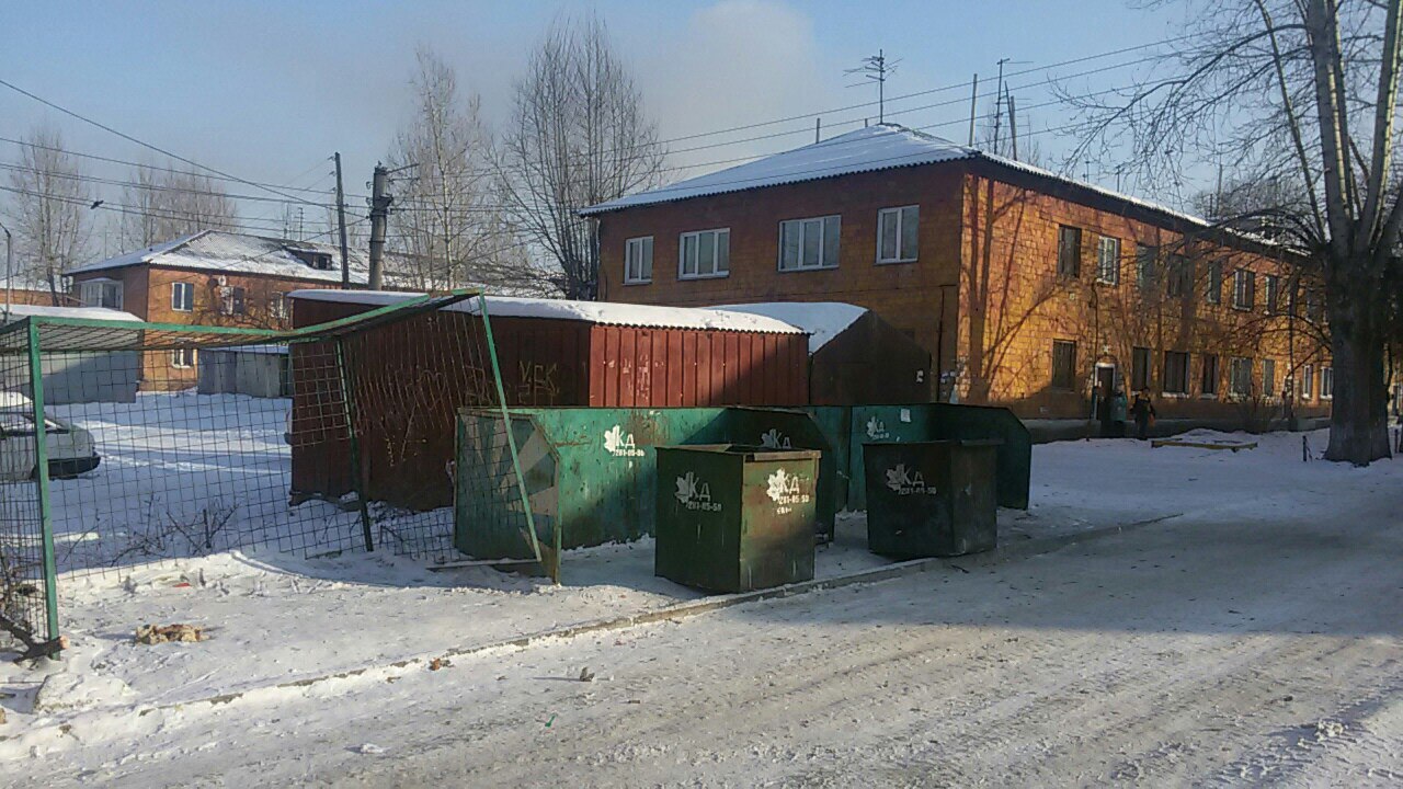Зимой на невывоз мусора жаловались жители Квартальной, 3, но тогда УК отреагировала и исправила ситуацию. Сейчас жители не могут добиться ответа