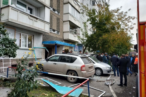 От взрывной волны покосились стены мусорокамеры От взрывной волны покосились стены мусорокамеры 
