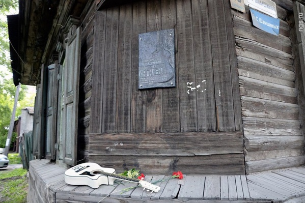 Мемориальная доска на углу дома, где жила Янка Дягилева Мемориальная доска на углу дома, где жила Янка Дягилева