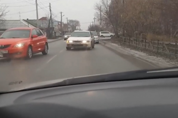 Автомобилисты по привычке выезжают на встречную полосу Автомобилисты по привычке выезжают на встречную полосу