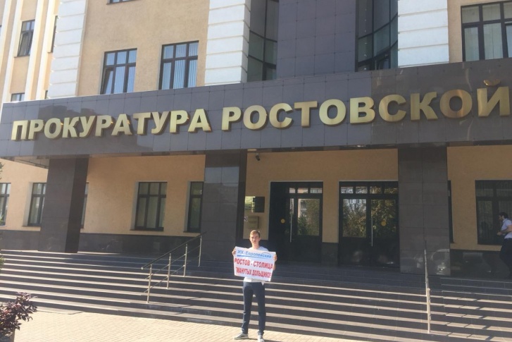 Молодой человек простоял с плакатом около 40 минут, прежде чем его увезли в отдел полиции Молодой человек простоял с плакатом около 40 минут, прежде чем его увезли в отдел полиции