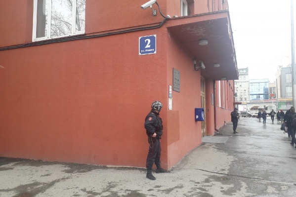Росгвардия приехала к зданию Главного Сибирского управления ЦБ РФ на Ленина, 2 около 15:00 Росгвардия приехала к зданию Главного Сибирского управления ЦБ РФ на Ленина, 2 около 15:00 