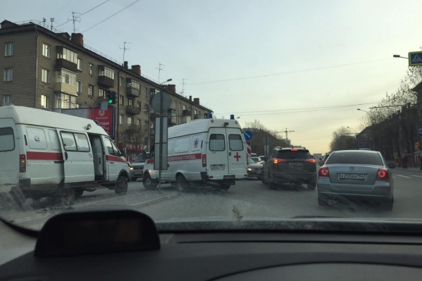 Какой из двух автомобилей скорой помощи попал в аварию, очевидица уточнить не смогла Какой из двух автомобилей скорой помощи попал в аварию, очевидица уточнить не смогла