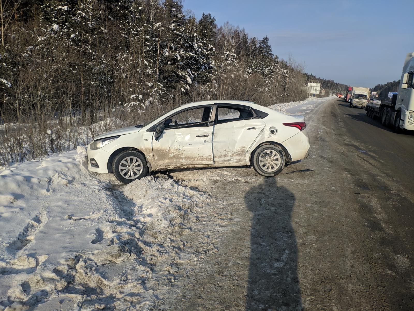 Легковушка после удара съехала с дороги Легковушка после удара съехала с дороги