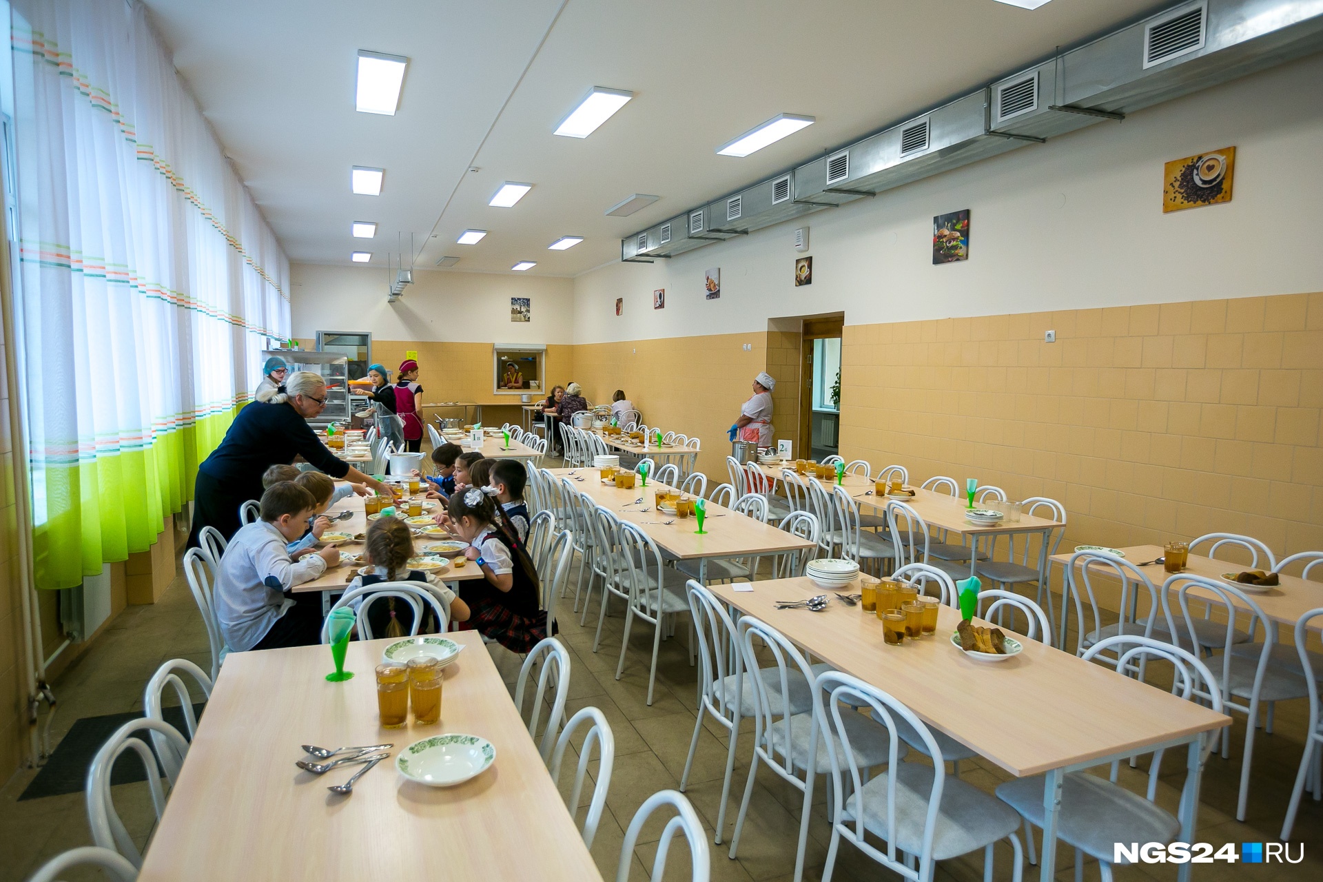 Согласно документам, в школы поставлялось слишком много куриного филе и апельсинов Согласно документам, в школы поставлялось слишком много куриного филе и апельсинов