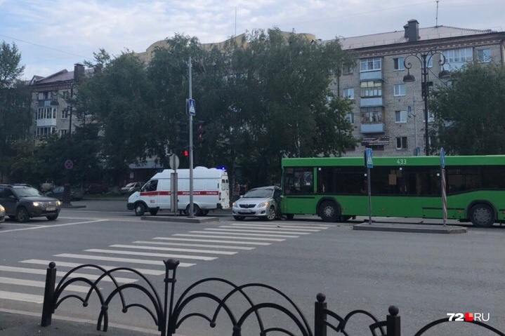 В ДТП пострадала водитель легковушки. Женщину доставили в больницу В ДТП пострадала водитель легковушки. Женщину доставили в больницу