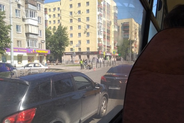 Рабочие ставят ограждение Рабочие ставят ограждение 