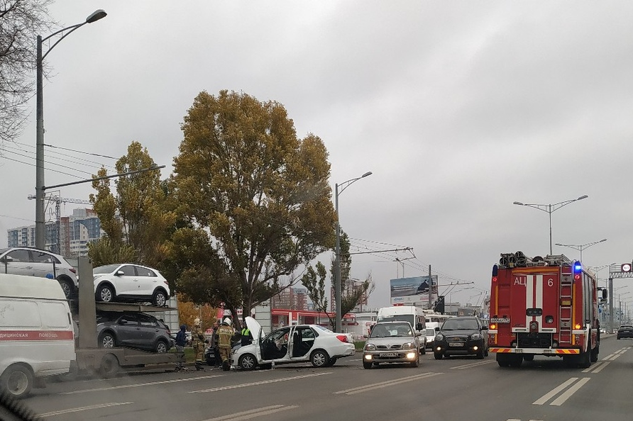 Образовалась пробка: на Московском шоссе водитель такси въехал в автовоз