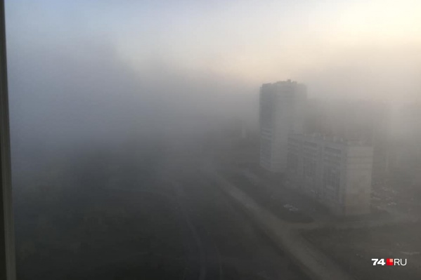 Сквозь туман с трудом можно разглядеть даже соседние дома Сквозь туман с трудом можно разглядеть даже соседние дома