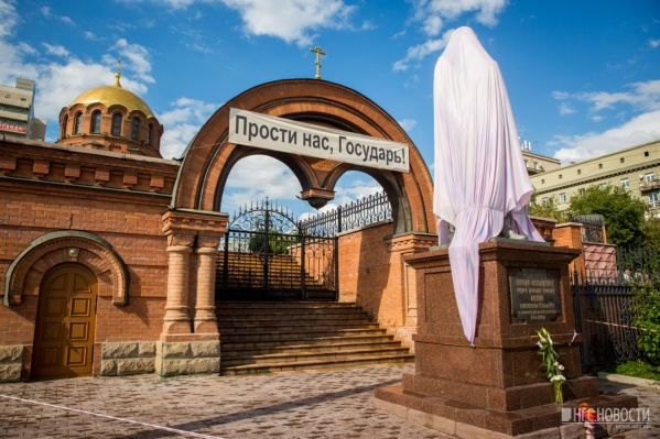 Разбитый памятник Николаю II и царевичу Алексею накрыт простынёй Разбитый памятник Николаю II и царевичу Алексею накрыт простынёй