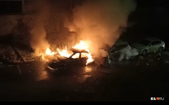 Огонь с одной машины перекинулся на другую Огонь с одной машины перекинулся на другую