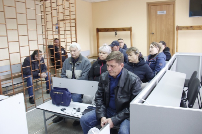 Для Дениса Титенко (на переднем плане) гособвинитель попросила 3,5 года колонии-поселения Для Дениса Титенко (на переднем плане) гособвинитель попросила 3,5 года колонии-поселения