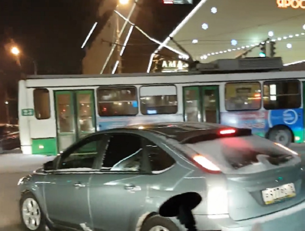 «Аж рога слетели»: в центре Ярославля легковушка влетела в троллейбус