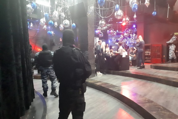 В клубах полицейские проводят проверку В клубах полицейские проводят проверку