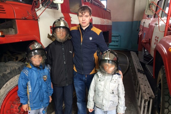 Алексей Зуев и дети, которых он вынес из горящего дома Алексей Зуев и дети, которых он вынес из горящего дома