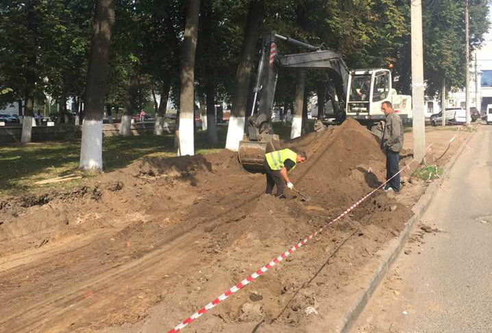 Парковка вместо газонов: в центре Ярославля дорожники асфальтируют кусок сквера