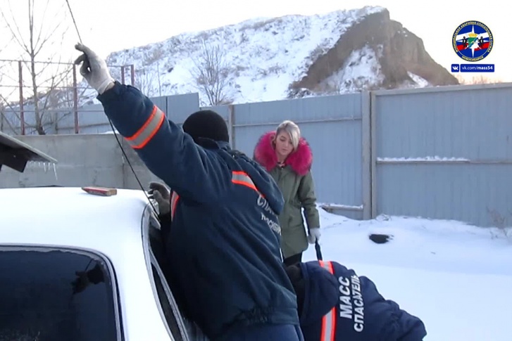 Спасатели очень быстро открыли автомобиль Спасатели очень быстро открыли автомобиль