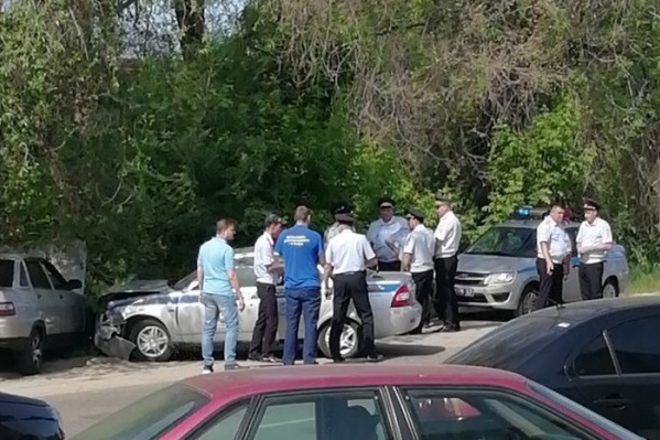 Патрульная машина стояла на обочине Патрульная машина стояла на обочине