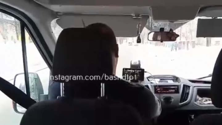 Жители Башкирии застукали водителя маршрутки за просмотром кино и сняли его на видео
