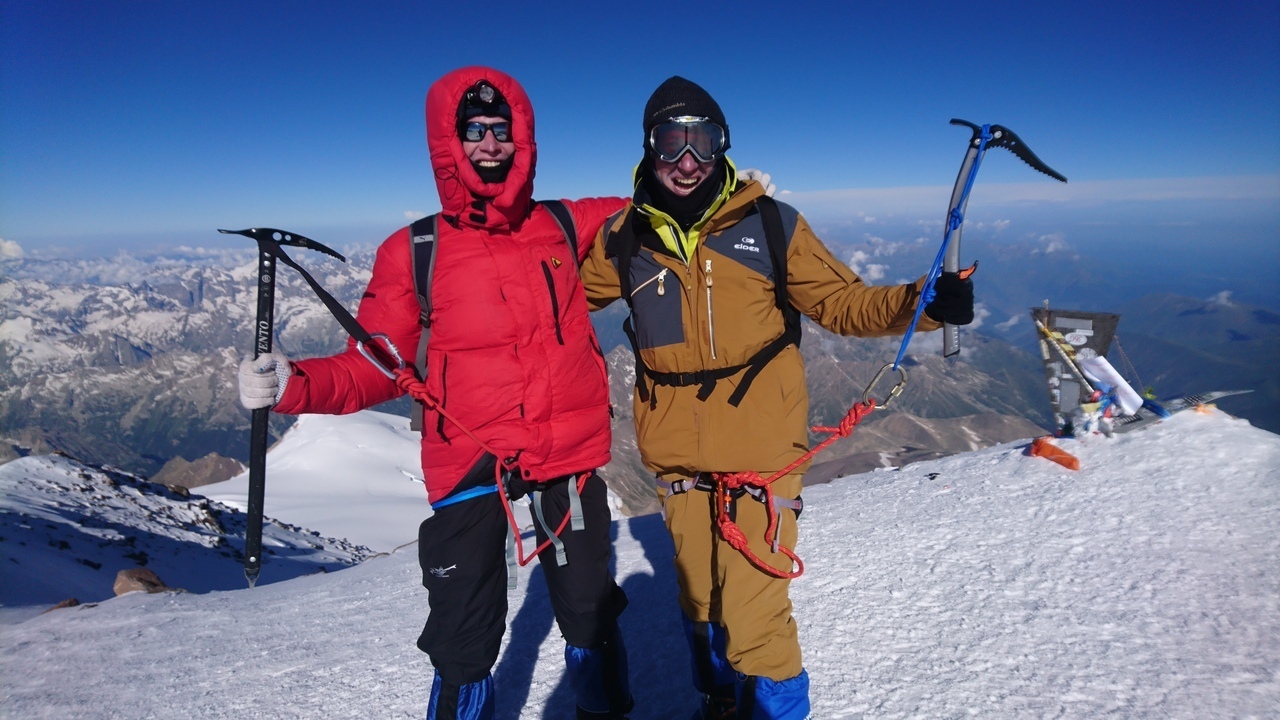 Только двое человек из большой команды добрались до вершины Эльбруса. Один из них — наш земляк 