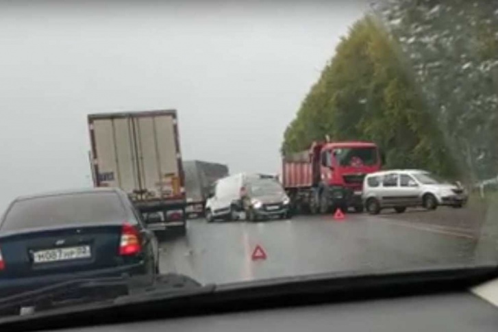 Столкнувшиеся автомобили перегородили проезжую часть Столкнувшиеся автомобили перегородили проезжую часть