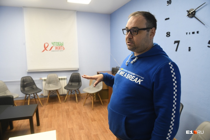 Иван Садыхов показывает комнату, где проходят группы поддержки
