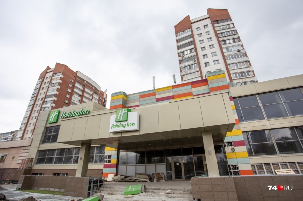 Вывеску сменили, но бренд тот же Вывеску сменили, но бренд тот же