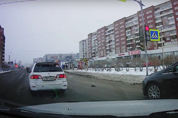 Водитель едва успел затормозить перед пешеходами и продолжил ехать на красный Водитель едва успел затормозить перед пешеходами и продолжил ехать на красный